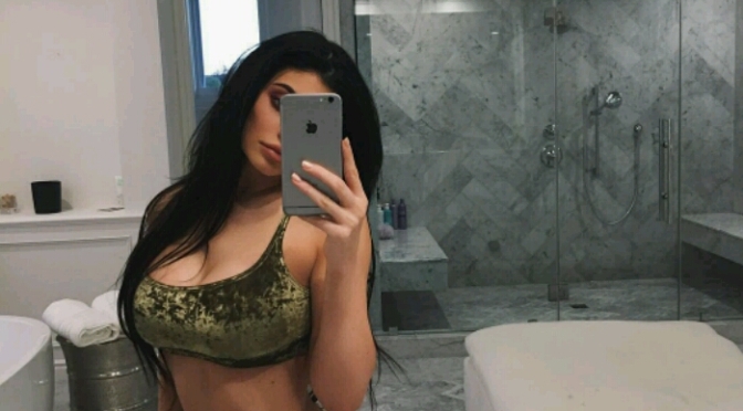 Kylie Jenner’s Last Bathroom Selfie Of 2016